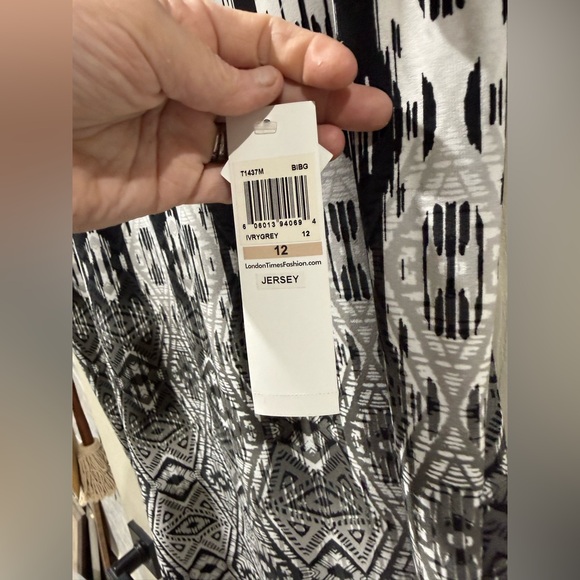 London Times Monochrome Abstract Dress - Picture 6 of 7